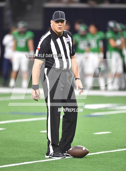 Thumbnail 3 in Iowa Park vs. Pleasant Grove (UIL 4A Division 2 Semifinal) photogallery.