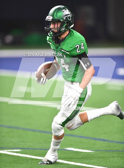 Thumbnail 3 in Iowa Park vs. Pleasant Grove (UIL 4A Division 2 Semifinal) photogallery.