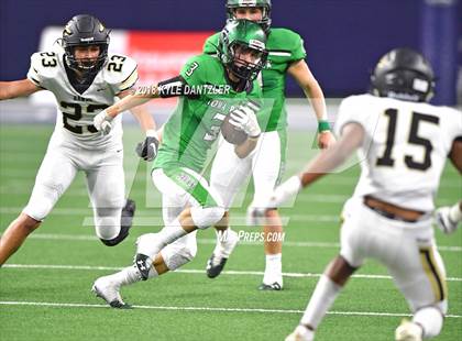 Thumbnail 3 in Iowa Park vs. Pleasant Grove (UIL 4A Division 2 Semifinal) photogallery.