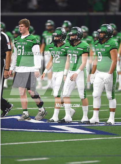 Thumbnail 3 in Iowa Park vs. Pleasant Grove (UIL 4A Division 2 Semifinal) photogallery.