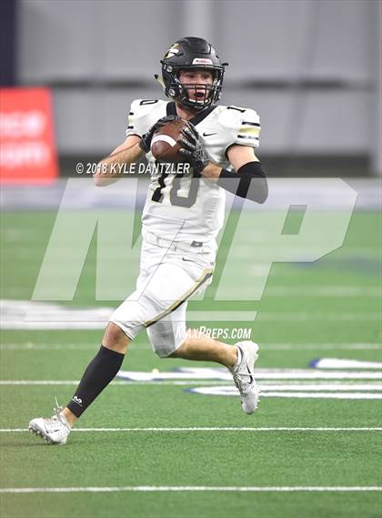 Thumbnail 3 in Iowa Park vs. Pleasant Grove (UIL 4A Division 2 Semifinal) photogallery.