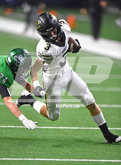 Thumbnail 3 in Iowa Park vs. Pleasant Grove (UIL 4A Division 2 Semifinal) photogallery.