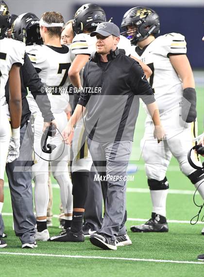 Thumbnail 3 in Iowa Park vs. Pleasant Grove (UIL 4A Division 2 Semifinal) photogallery.