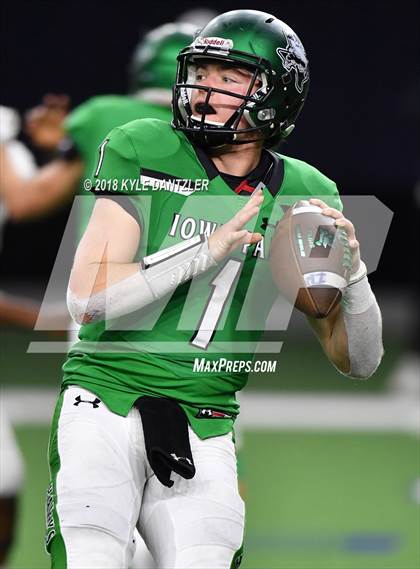 Thumbnail 3 in Iowa Park vs. Pleasant Grove (UIL 4A Division 2 Semifinal) photogallery.