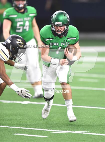 Thumbnail 3 in Iowa Park vs. Pleasant Grove (UIL 4A Division 2 Semifinal) photogallery.