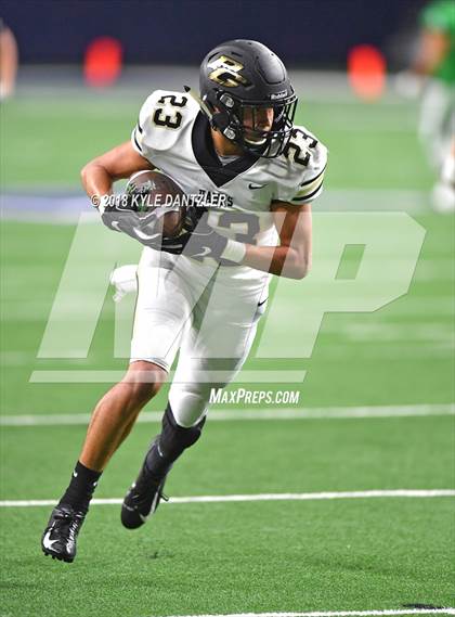 Thumbnail 3 in Iowa Park vs. Pleasant Grove (UIL 4A Division 2 Semifinal) photogallery.