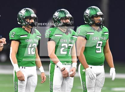 Thumbnail 3 in Iowa Park vs. Pleasant Grove (UIL 4A Division 2 Semifinal) photogallery.
