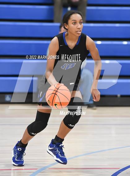 Thumbnail 1 in Mesquite vs. Cardinal Newman (Nike Tournament of Champions) photogallery.