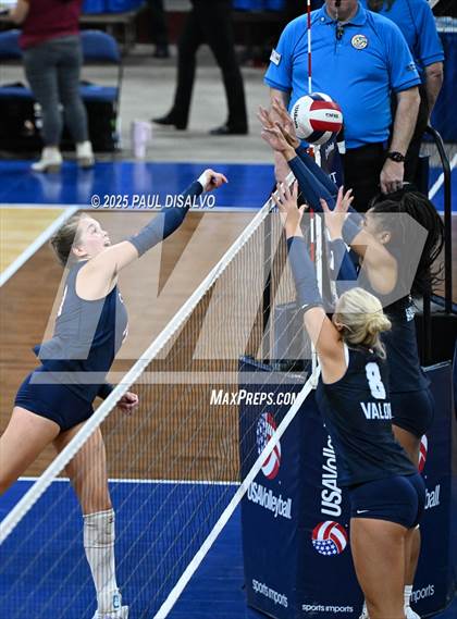 Thumbnail 3 in Valor Christian vs. Chaparral (CHSAA 5A State Final) photogallery.