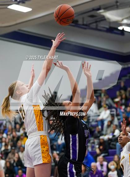 Thumbnail 2 in Ben Davis vs. Avon (IHSAA Sectional 4A Semifinal) photogallery.