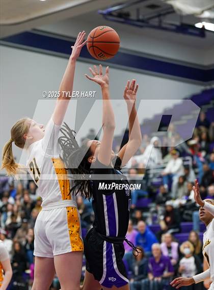 Thumbnail 1 in Ben Davis vs. Avon (IHSAA Sectional 4A Semifinal) photogallery.