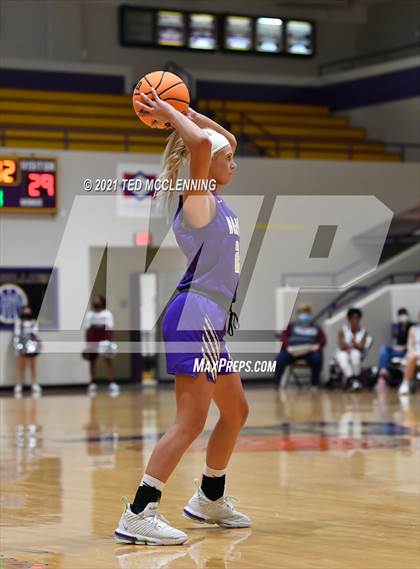 Thumbnail 3 in Berryville vs Morrilton (AAA 4A Regional First Round) photogallery.