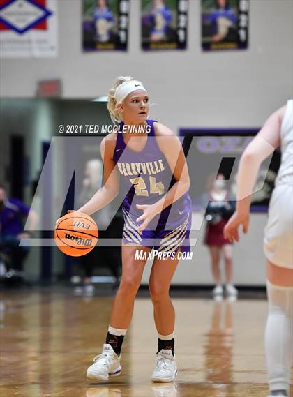Thumbnail 3 in Berryville vs Morrilton (AAA 4A Regional First Round) photogallery.