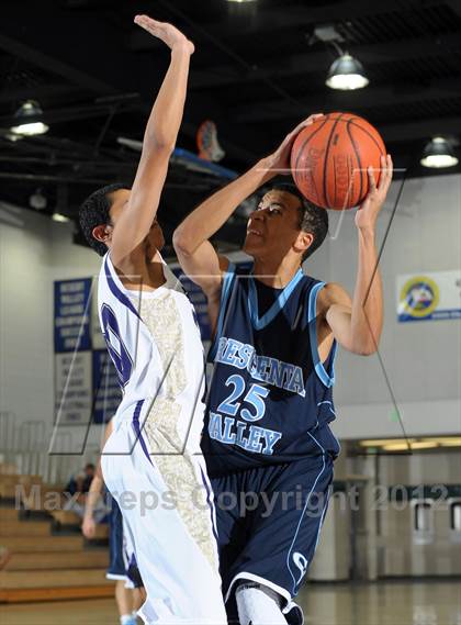 Thumbnail 3 in Crescenta Valley vs. Diamond Bar (MaxPreps Holiday Classic) photogallery.