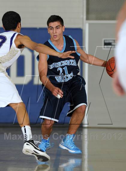 Thumbnail 3 in Crescenta Valley vs. Diamond Bar (MaxPreps Holiday Classic) photogallery.