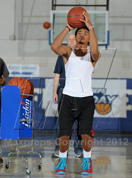 Thumbnail 1 in Crescenta Valley vs. Diamond Bar (MaxPreps Holiday Classic) photogallery.