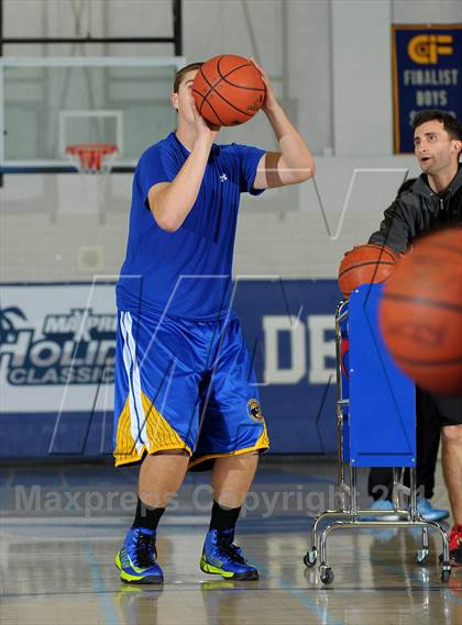 Thumbnail 1 in Crescenta Valley vs. Diamond Bar (MaxPreps Holiday Classic) photogallery.