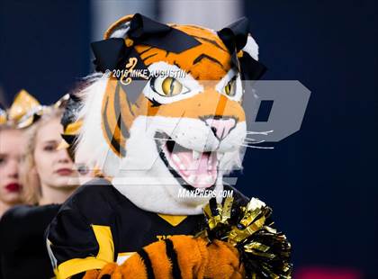 Thumbnail 2 in Highland Park vs. Mt. Pleasant (UIL 5A D1 Playoff at The Star) photogallery.