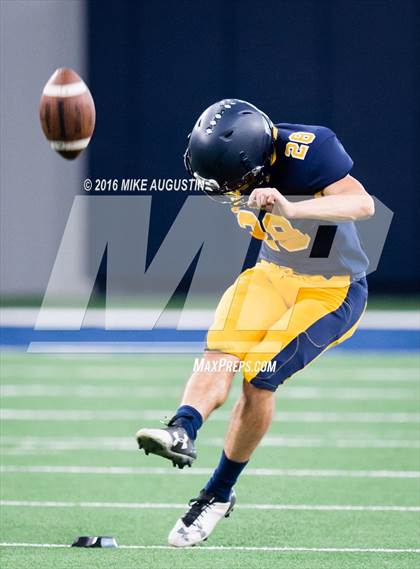 Thumbnail 2 in Highland Park vs. Mt. Pleasant (UIL 5A D1 Playoff at The Star) photogallery.