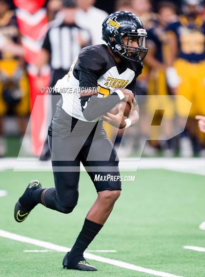 Thumbnail 2 in Highland Park vs. Mt. Pleasant (UIL 5A D1 Playoff at The Star) photogallery.