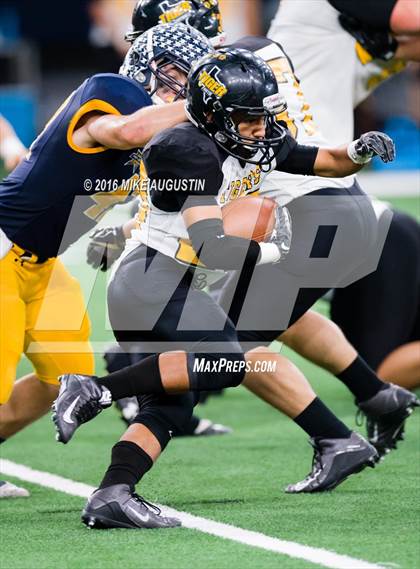 Thumbnail 2 in Highland Park vs. Mt. Pleasant (UIL 5A D1 Playoff at The Star) photogallery.