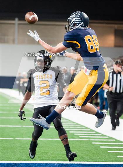 Thumbnail 1 in Highland Park vs. Mt. Pleasant (UIL 5A D1 Playoff at The Star) photogallery.