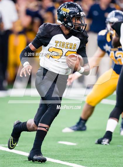 Thumbnail 1 in Highland Park vs. Mt. Pleasant (UIL 5A D1 Playoff at The Star) photogallery.