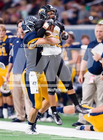 Thumbnail 2 in Highland Park vs. Mt. Pleasant (UIL 5A D1 Playoff at The Star) photogallery.