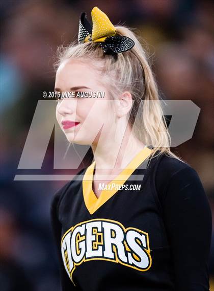 Thumbnail 2 in Highland Park vs. Mt. Pleasant (UIL 5A D1 Playoff at The Star) photogallery.