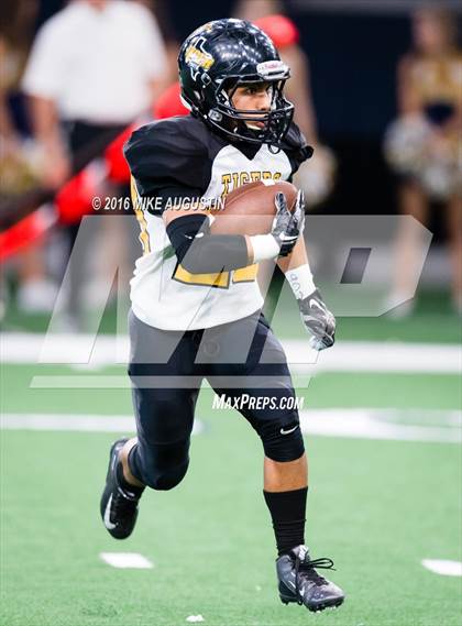 Thumbnail 2 in Highland Park vs. Mt. Pleasant (UIL 5A D1 Playoff at The Star) photogallery.