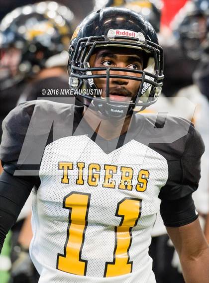 Thumbnail 3 in Highland Park vs. Mt. Pleasant (UIL 5A D1 Playoff at The Star) photogallery.