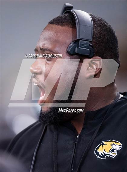 Thumbnail 3 in Highland Park vs. Mt. Pleasant (UIL 5A D1 Playoff at The Star) photogallery.