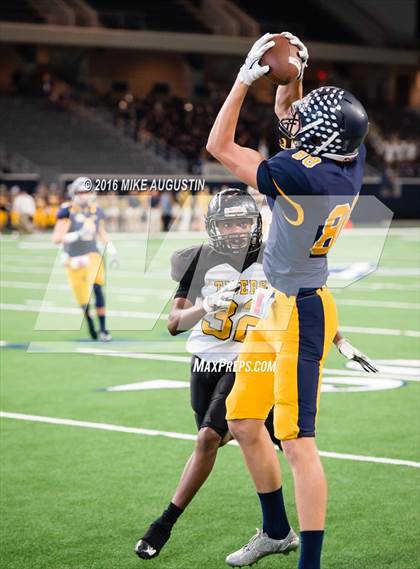 Thumbnail 3 in Highland Park vs. Mt. Pleasant (UIL 5A D1 Playoff at The Star) photogallery.
