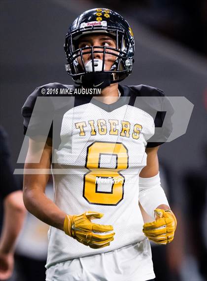 Thumbnail 2 in Highland Park vs. Mt. Pleasant (UIL 5A D1 Playoff at The Star) photogallery.
