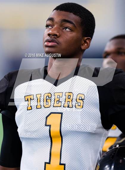 Thumbnail 2 in Highland Park vs. Mt. Pleasant (UIL 5A D1 Playoff at The Star) photogallery.