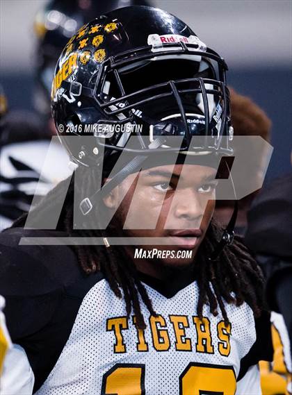 Thumbnail 1 in Highland Park vs. Mt. Pleasant (UIL 5A D1 Playoff at The Star) photogallery.