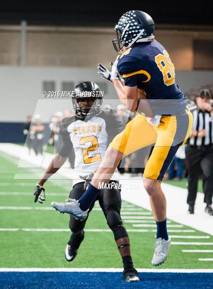 Thumbnail 2 in Highland Park vs. Mt. Pleasant (UIL 5A D1 Playoff at The Star) photogallery.