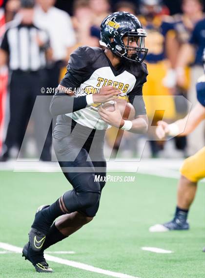 Thumbnail 3 in Highland Park vs. Mt. Pleasant (UIL 5A D1 Playoff at The Star) photogallery.