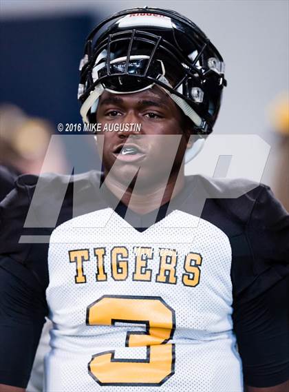 Thumbnail 2 in Highland Park vs. Mt. Pleasant (UIL 5A D1 Playoff at The Star) photogallery.