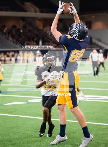 Thumbnail 2 in Highland Park vs. Mt. Pleasant (UIL 5A D1 Playoff at The Star) photogallery.