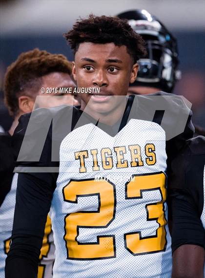 Thumbnail 3 in Highland Park vs. Mt. Pleasant (UIL 5A D1 Playoff at The Star) photogallery.