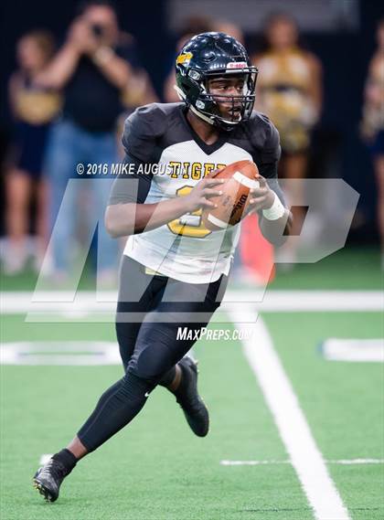 Thumbnail 3 in Highland Park vs. Mt. Pleasant (UIL 5A D1 Playoff at The Star) photogallery.