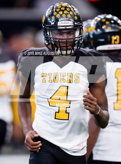 Thumbnail 3 in Highland Park vs. Mt. Pleasant (UIL 5A D1 Playoff at The Star) photogallery.
