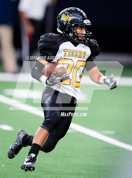 Thumbnail 2 in Highland Park vs. Mt. Pleasant (UIL 5A D1 Playoff at The Star) photogallery.