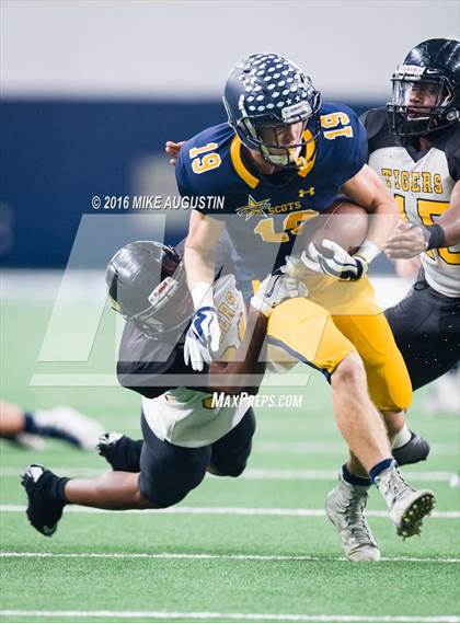 Thumbnail 1 in Highland Park vs. Mt. Pleasant (UIL 5A D1 Playoff at The Star) photogallery.