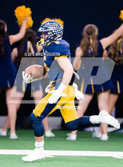 Thumbnail 3 in Highland Park vs. Mt. Pleasant (UIL 5A D1 Playoff at The Star) photogallery.