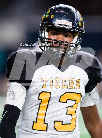 Thumbnail 1 in Highland Park vs. Mt. Pleasant (UIL 5A D1 Playoff at The Star) photogallery.