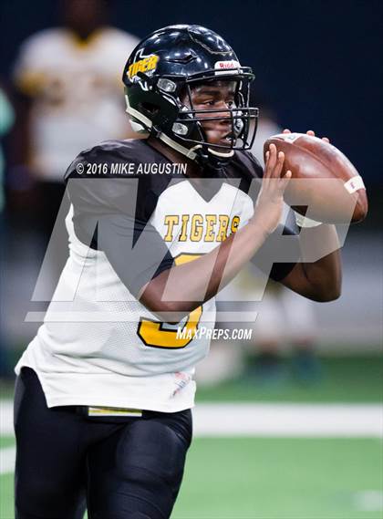 Thumbnail 3 in Highland Park vs. Mt. Pleasant (UIL 5A D1 Playoff at The Star) photogallery.