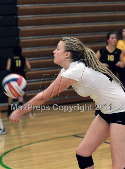 Thumbnail 2 in Thousand Oaks vs. Bishop O'Dowd (2010 Durango Fall Classic) photogallery.