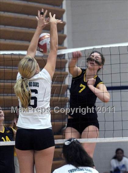 Thumbnail 2 in Thousand Oaks vs. Bishop O'Dowd (2010 Durango Fall Classic) photogallery.